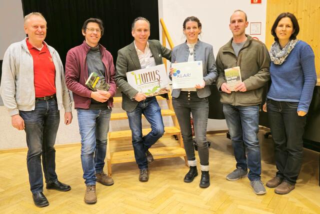 Gelungener Vortragsabend in Rabenstein: Hubert Stark und Andreas Karl-Barth (beide Humusbe-wegung), Martin Grassberger, Lotte Riesenhuber (KLAR! Managerin), Gottfried und Monika Dirnberger aus Plambacheck. | Foto: HUMUS Bewegung, zVg