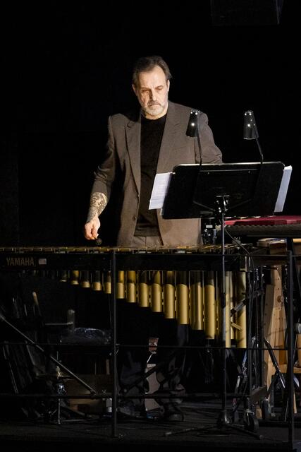 Percussionist Andreas Schiffer erzeugt live auf der Bühne einen atmosphärisch intensiven akustischen Soundtrack. | Foto: Birgit Gufler