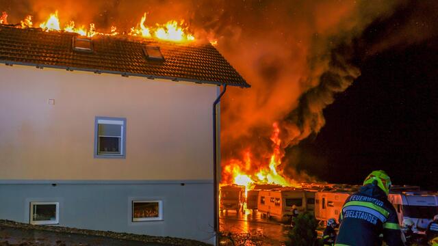 Das Feuerwehr griff rasch auf ein Wohnhaus und abgestellte Fahrzeuge über. | Foto: BFVFB/Presseteam