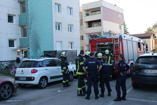 Brennender Altpapiercontainer in Wels-Lichtenegg: Durch das Einschreiten der Feuerwehr konnte ein Übergreifen der Flammen auf die Fassade verhindern.