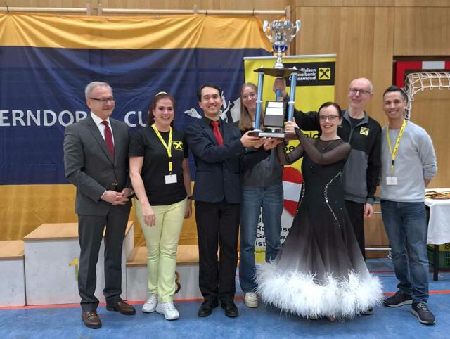 Der Gänserndorf-Cup bleibt im UTSS Raiffeisen Gänserndorf. Überreicht wurde der Wanderpokal von Günther Harold. | Foto: Christiane Reinberger