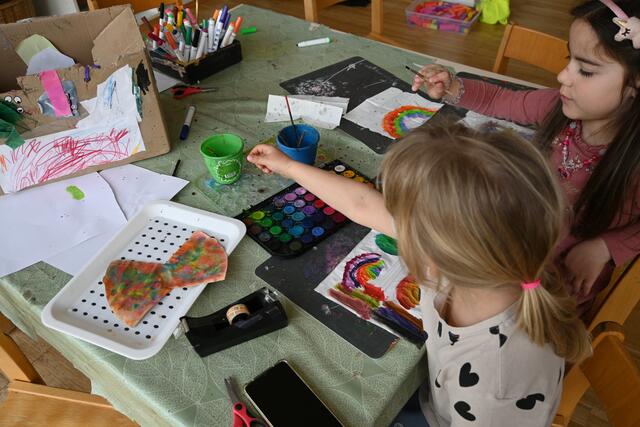 Im Kindergarten, im ersten Stock der Kindervilla Kravogel wird fleißig gemalt.  | Foto: Königer