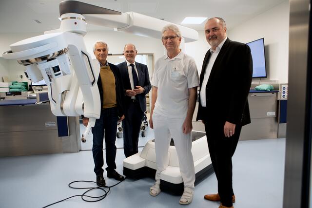 Der neueste OP-Roboter bei der Besichtigung vor dem OP-Saal: Die Geschäftsführer der Gesundheit Burgenland, Stephan Kriwanek und Franz Öller, Primarius Gottfried Pfleger, Landeshauptmann Hans Peter Doskozil | Foto: Landesmedienservice Burgenland