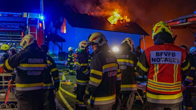Das angrenzende Wohnhaus wurde ein Raub der Flammen, ein weiteres konnte von der Feuerwehr geschützt werden. | Foto: BFVFB/Presseteam
