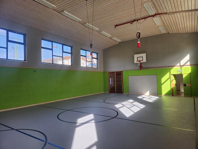 Nach den Hochwasserschäden im letzten Jahr wurde der Turnsaal von Volksschule und Kindergarten von Grund auf erneuert.  | Foto: Gemeinde Mariasdorf