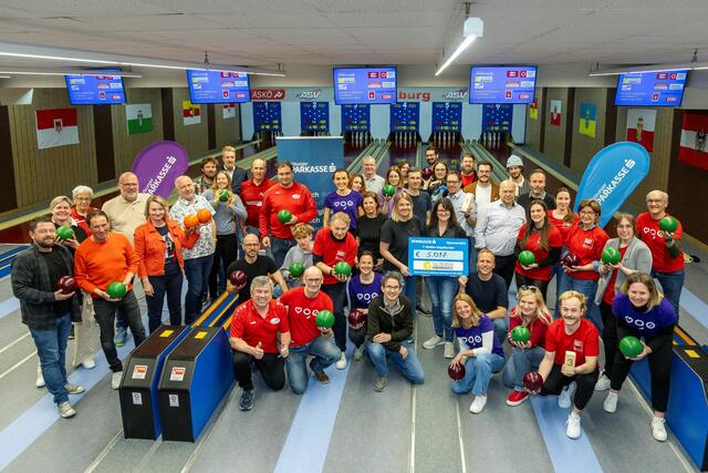 Salzburger Medienvertreter, ASV Salzburg und Salzburger Sparkasse kegelten beim siebten Sparkasse-Medienkegelturnier zugunsten der Salzburger Kinderkrebshilfe. Der ASV Salzburg stellte dafür die Kegelanlage kostenlos zur Verfügung. | Foto: wildbild/Herbert Rohrer