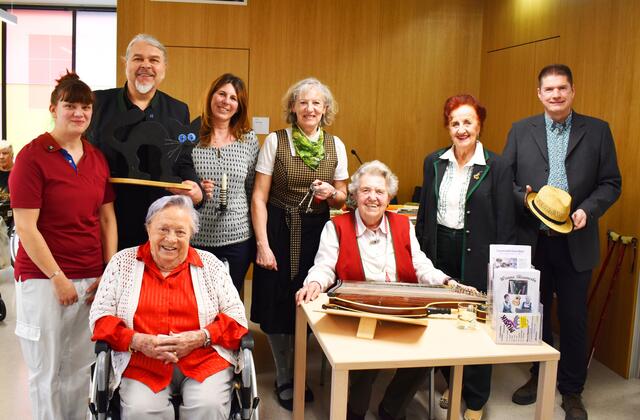 Die Kellergassenführung im PBZ Korneuburg war gut besucht und kam bei den Besucherinnen und Besuchern hervorragend an. Managerin Ehrenamt und Alltagsbegleitung Julia Zeller, Öffentlichkeitsreferent der Gesundheit Weinviertel GmbH Roman Beisser, Pflegedirektorin Nicole Matausch, Kellergassenführerin Elli Janoschek, Sängerin Renate Kolfelner, Kaufmännischer Direktor Christian Seidl, Bewohnerin Anna Bohusch und Musikerin Gertrude Reinthaler. | Foto: PBZ Korneuburg