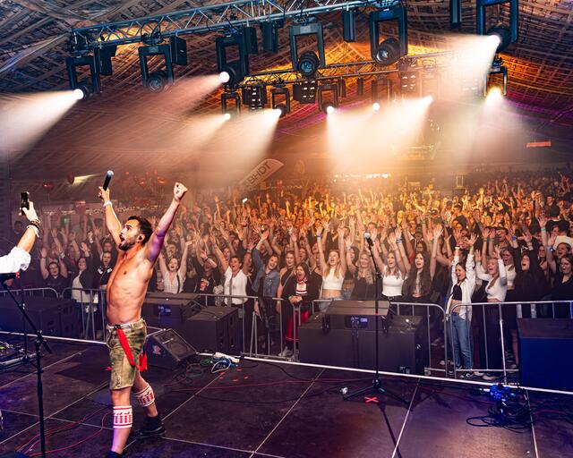 Volles Haus beim Zeltfest Mürzhofen: Auch heuer werden die Jungs der "Mountain Crew" den Besucherinnen und Besuchern wieder einheizen.  | Foto: Daniel Ebner