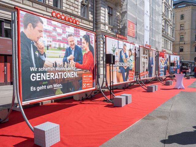 Auf verschiedenen Plakatmotiven sollen Themen transportiert werden. Immer darauf dabei: Bürgermeister Michael Ludwig. | Foto: Valentina Marinelić/MeinBezirk