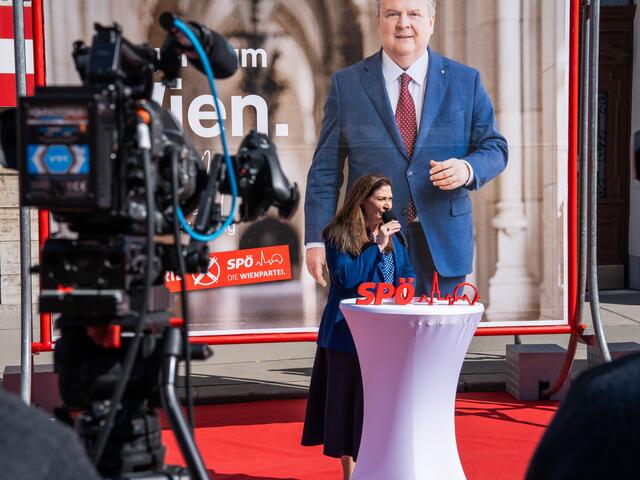 SPÖ-Landesparteisekretärin und Wahlkampfleiterin Barbara Novak präsentiert am Freitag die Sujets. | Foto: Valentina Marinelić/MeinBezirk