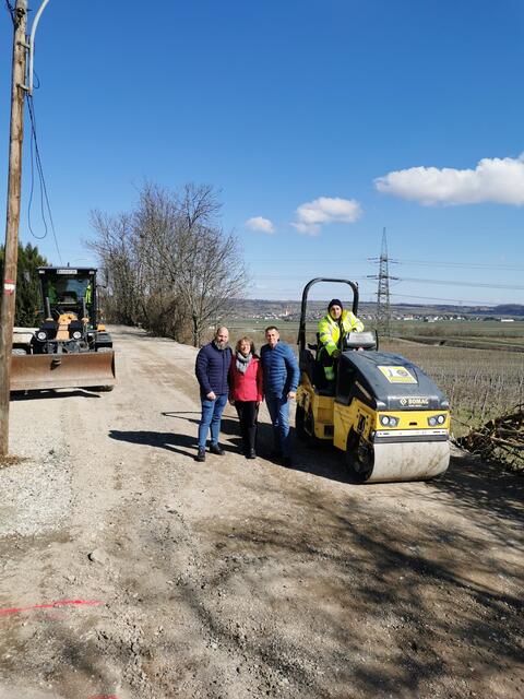 Jürgen Reichmann, Helga Ronge, Friedrich Vinzens, Mitarbeiter der Firma Leithäusl. | Foto: Helga Ronge