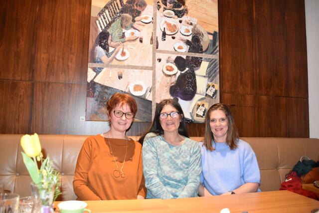 Gertrude Jaksch-Fliegenschnee (Geschäftsführerin Weltladen Baden), Biobäuerin Maria Vogt und Karin Grünauer (Obfrau Verein Weltladen Baden). | Foto: Preineder