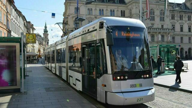 Die knapp 27,5 Meter lange "Variobahn" im Einsatz, die 145 Personen befördern kann. | Foto: Holding Graz/Watzinger