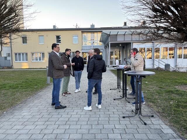 Das erste Stadtteilgespräch fand vor dem Pfarrzentrum Riedberg statt. | Foto: MeinBezirk