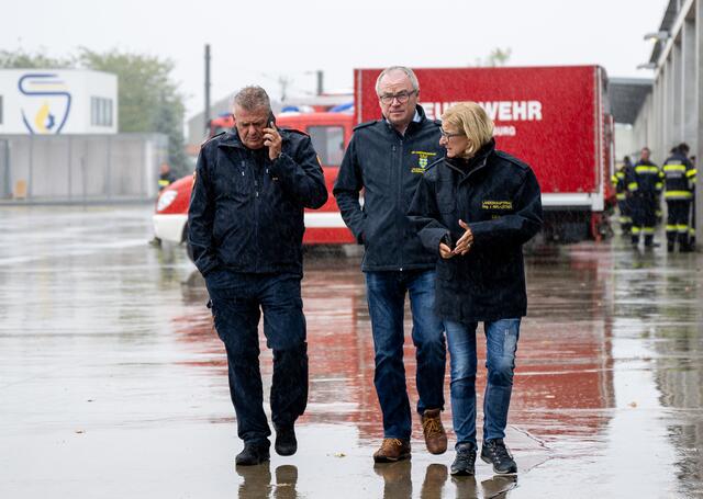 Landesfeuerwehrkommandant Dietmar Fahrafellner, LH-Stellvertreter Stephan Pernkopf und Landeshauptfrau Johanna Mikl-Leitner (v.l.). | Foto: NLK Pfeffer