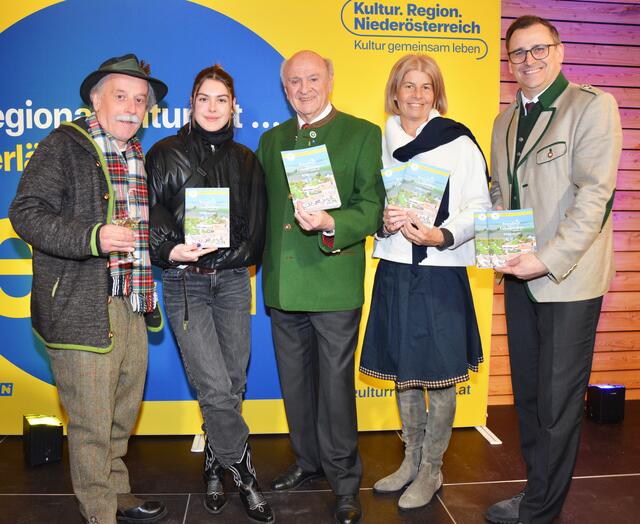 Märchenerzähler Helmut Wittmann, Schauspielerin Marie Theres Müller, Landeshauptmann a.D. Erwin Pröll, Aufsichtsratsvorsitzender der Kultur.Region.Niederösterreich, Doris Buchmann, Standortleiterin Brandlhof, und Harald Froschauer, Geschäftsführer der Volkskultur Niederösterreich | Foto: Volkskultur Niederösterreich