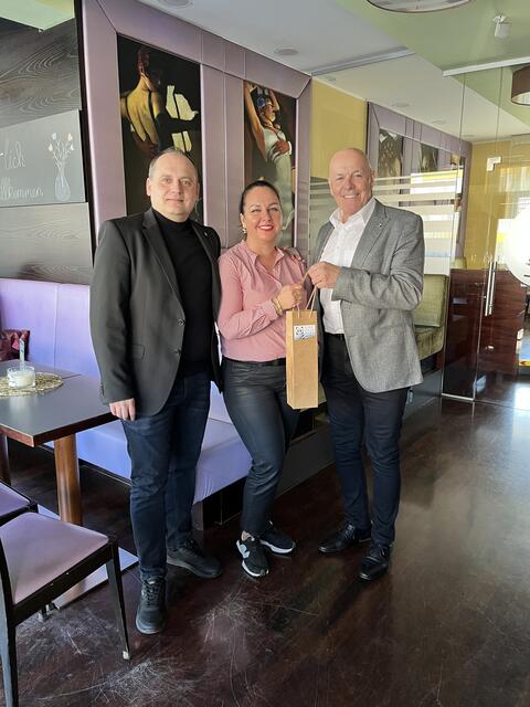 Stadtrat Mario Raba und Bürgermeister Georg Rosner besuchten Andrea Takacs-Gerencser in ihrem neuen Café. | Foto: Stadtgemeinde Oberwart