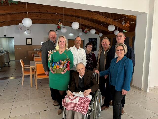 Vizebgm. Franz Kaufmann, Julia Hochauer, Jubilar Johann Handl, Johann und Elfriede Pazal, Robert Brenner, StR. Johann Buresch, Sabine Osanger | Foto: Stadtgemeinde Mank