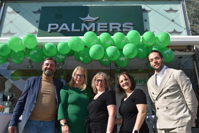 Roman und Iris Sroufek mit ihren Mitarbeiterinnen und als Vertretung von Palmers Tobias Grimm, B2B &amp; E-Commerce Palmers Textil AG. | Foto: Reitner/MeinBezirk