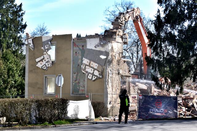 Seit rund 70 Jahren war das Fassadenmosaik mit Eisenbahn(er)motiven in Amstetten am Haus Krautbergstraße 1 zu sehen. | Foto: Hans-Peter Kriener