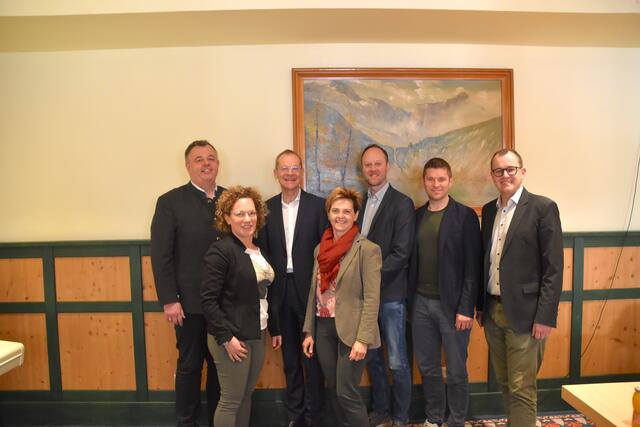 Der Vorstand des Vereins Wirtschaft St. Michael mit dem Vortrageden Helge Rechberger (3.v.l.) und Georg Eberhard, Leiter der RB Lungau (ganz rechts). | Foto: meinbezirk.at/lungau