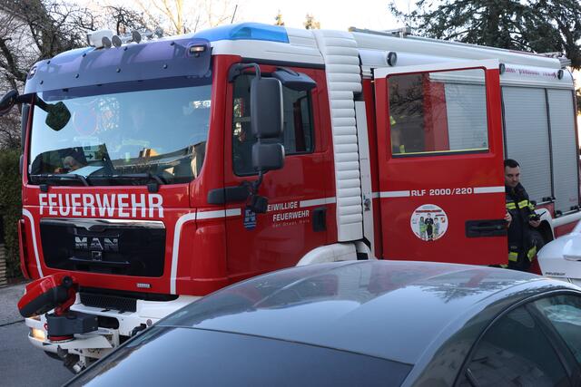 Brennender Altpapiercontainer in Wels-Lichtenegg: Durch das Einschreiten der Feuerwehr konnte ein Übergreifen der Flammen auf die Fassade verhindern.