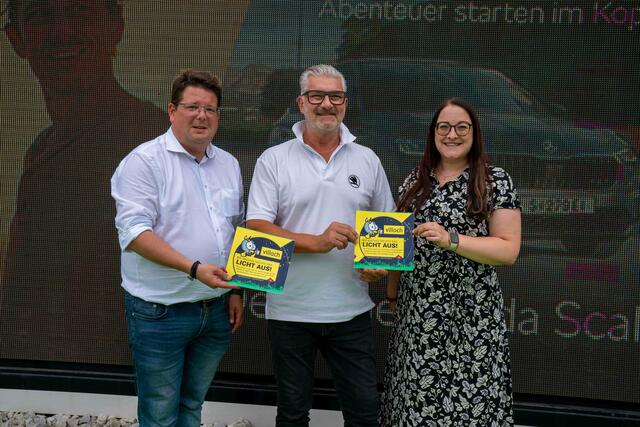 Vizebürgermeisterin Sarah Katholnig und Stadtrat Christian Pober haben auch Skoda-Lindner-Chef Heinz Grossmann von der Licht-aus-Aktion überzeugt. | Foto: Augstein