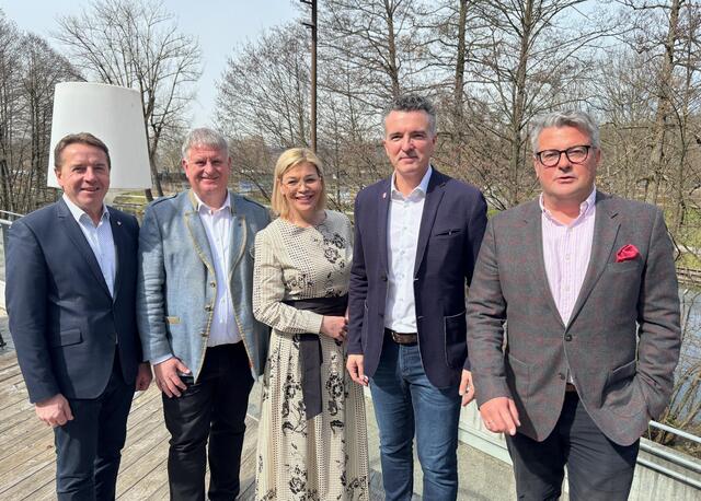 Kärntens FPÖ Chef Erwin Angerer, Nationalrat und Bürgermeister von Afritz, Maximilian Linder, Nationalrätin Tina Berger, Nationalrat Gernot Darmann und Nationalrat Wendelin Mölzer nach einer Pressekonferenz im Seepark Hotel Klagenfurt. | Foto: MeinBezirk.at