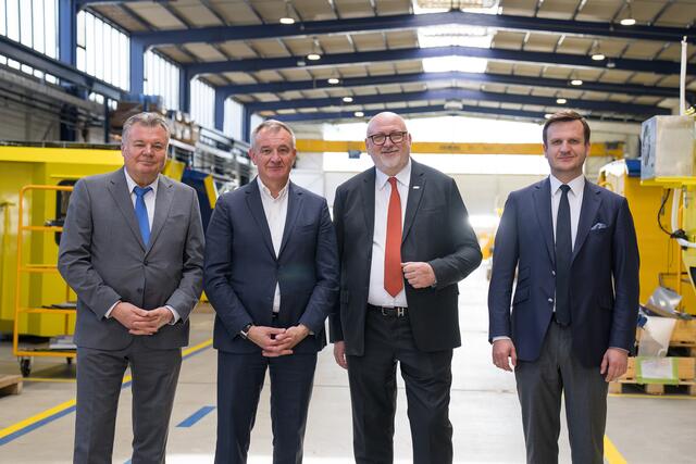 V. l.: Günther Steinkellner (Verkehrs-Landesrat OÖ), Peter Koren (Vize-Generalsekretär IV), Andreas Matthä (CEO ÖBB), und Johannes Max-Theurer (Plasser &amp; Theurer).  | Foto: Land OÖ/Kauder