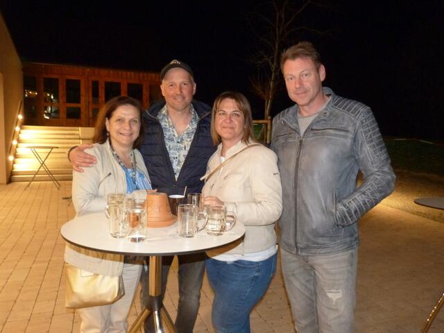 Nicole und Wolfgang Gausch, sowie Jasmin und Christian Dürnbeck. Der Festsaal des 18er Haus bot das perfekte Ambiente für einen humorvollen Theaterabend. 