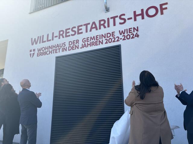 Im kürzlich erbauten Willi-Resetarits-Hof gab es am Dienstag, 18. März, eine große Eröffnungsfeier. Geladen war auch Peter Resetarits, der Einblicke in Willis Leben gab. | Foto: Michael Marbacher/ MeinBezirk