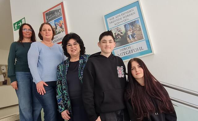Fotolegende von links nach rechts: Silvia Roseneder (Klassenvorstand, Dir. Sabine Kondelik-Ebner, Esther Dürnberger, Joachim Fritsch und Caroline Harant 
Foto FMZ