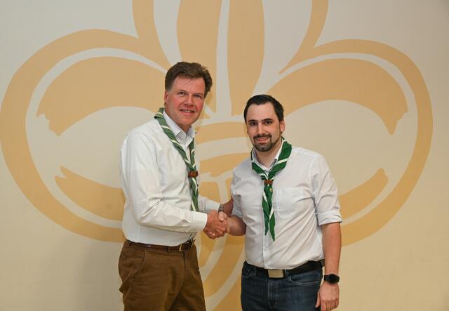 Obmannwechsel: Siegfried Schindlmaier übergibt sein Amt an Patrick Eichriedler. | Foto: Pfadfindergruppe Braunau