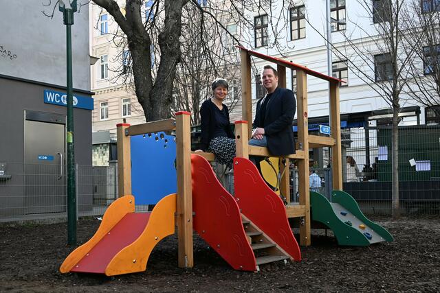 Bezirksvorsteherin Silvia Nossek (Grüne) und SPÖ-Klubvorsitzender Marcus Altmann haben das neue Spielgerät am Kutschkermarkt eingeweiht.  | Foto: BV18