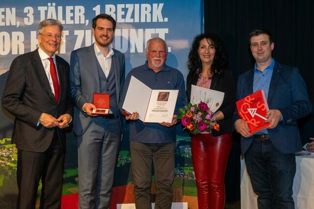 Luca Burgstaller (2ter v. l.) wurde mit 100 Prozent gewählt. | Foto: SPÖ