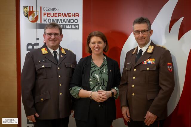 Bezirksfeuerwehrkommandant Franz Baier mit Landesrätin Michaela Langer-Weninger sowie Landesfeuerwehrkommandant und Feuerwehr-Präsident Robert Mayer. | Foto: Gerald B. Photography