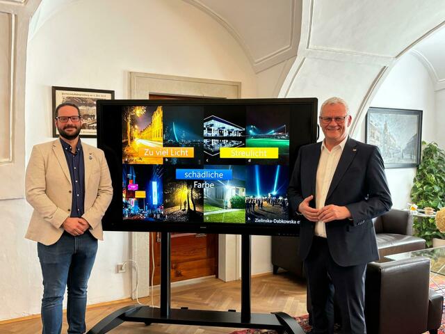Astrophysiker Stefan Wallner und Bürgermeister Thomas Steiner präsentieren die neue Verordnung gegen Lichtverschmutzung. Damit ist die Landeshauptstadt ein Vorreiter im Kampf gegen den Lichtsmog. | Foto: Lisa-Marie Zehetbauer