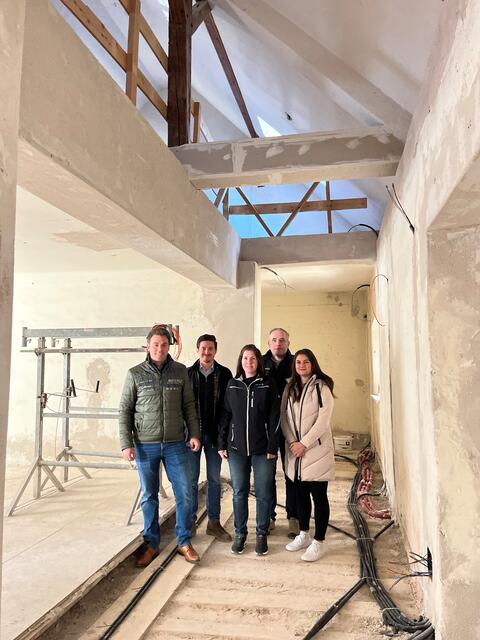 Manuel Aichberger, Stefan Schweighofer, Michaela Hinterholzer, Christian Buxhofer und Katharina Schubert freuen sich über den guten Baustellenfortschritt und die neue offene Galerie zum Dachboden, die ein besonderer Blickfang und Anziehungspunkt im neuen Museum sein soll.  | Foto: Stadtgemeinde Lilienfeld
