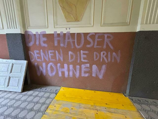 Das Graffitti "Die Häuser denen die drin wohnen" wurde ebenfalls hinterlassen. | Foto: Pia Rotter/MeinBezirk