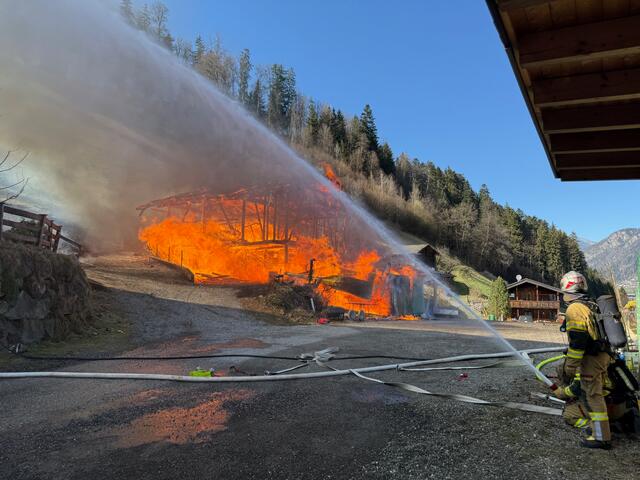 Der Brand in Fügen zerstörte ein Wirtschaftsgebäude komplett.  | Foto: ZOOM-Tirol