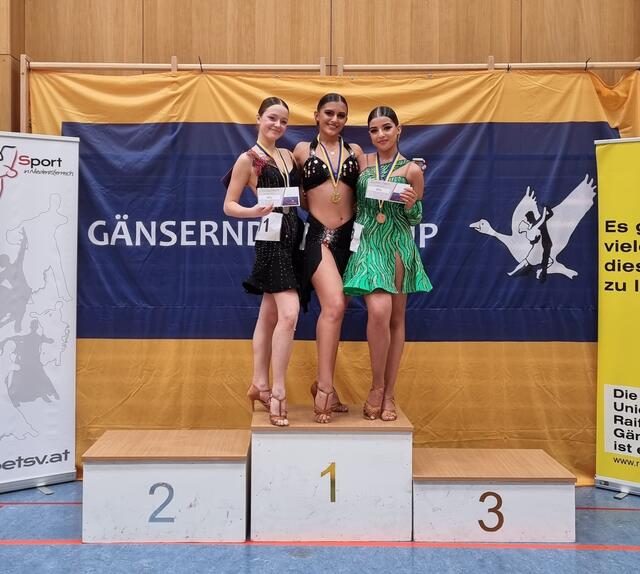 Edita Hasani wertet alle ihre Tanzkolleginnen auf Platz 1.! | Foto: Lucia Hasani