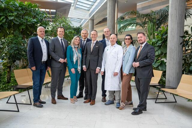 Gruppenfoto mit Lokalpolitik: Erwin Fuchs, Karlheinz Kornhäusl, Eva Schmidt-Kloiber, Gerhard Stark, Otmar Schindler, Manfred Kocever, Erich Schaflinger, Conny Izzo und Marco Triller. | Foto: Ekatarina Paller