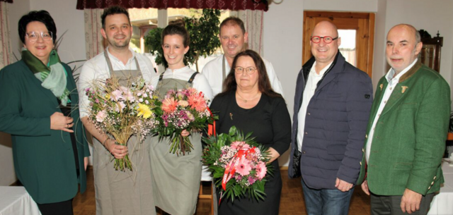Peter Sükar, Manfred Prettenthaler und Klaudia Stroißnig gratulierten Johann und Lisa Rainer sowie Hansi und Romana Rainer zur Betriebsübergabe.