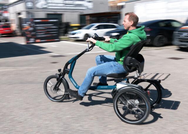 Stefan Wallner, Geschäftsführer der "e-motion e-Bike Welt Wien", stieg selbst auf ein Dreirad und drehte ein paar Runden.  | Foto: Andreas Pölzl/MeinBezirk