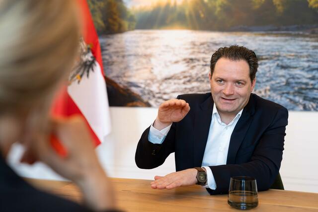 Bundesminister für Landwirtschaft, Klima- und Umweltschutz, Norbert Totschnig: Schweine mit mehr Platz und Auslauf verursachen höhere Produktionskosten, doch der Marktanteil von Bio-Schweinefleisch liegt bei nur 3 %, während über 90 % konventionell produziert werden. | Foto: Martin Baumgartner