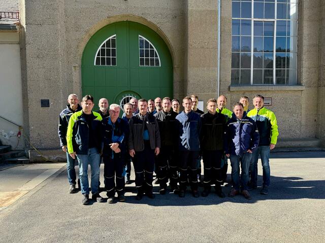 Sie betreiben das Speicherkraftwerk mit höchster Zuverlässigkeit und sichern somit eine stabile und nachhaltige Energieversorgung: Das Arnstein-Team der Verbund-Wasserkraft. | Foto: Verbund