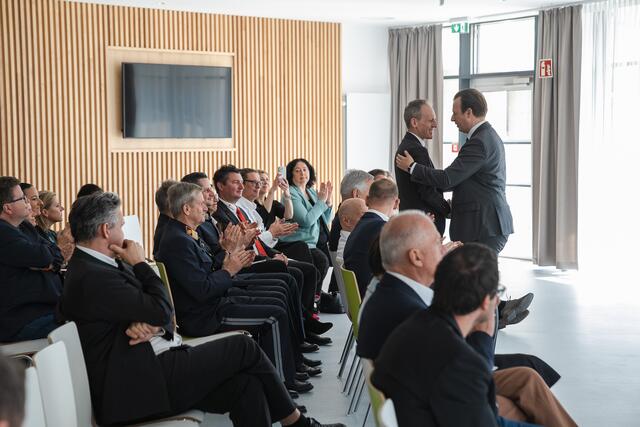 Gesundheitslandesrat Karlheinz Kornhäusl begrüßte den neuen Primar sehr herzlich. | Foto: Ekatarina Paller
