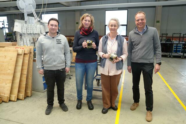 Christoph Schützhofer (Trafomodern), Karin Zambra und Edith Tschögl (Pädagoginnen) sowie Christoph Blum (Spartenobmann und Trafomodern-Geschäftsführer)  | Foto: WKB