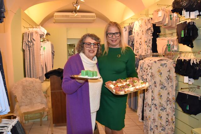 Hausbesitzerin Jutta Hartmann und Iris Sroufek | Foto: Reitner/MeinBezirk