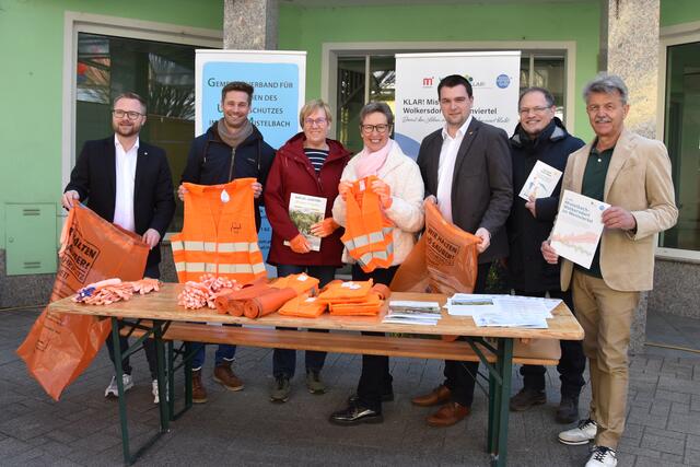Die im Jahr 2006 gestartete Frühjahrsputzaktion ist die größte und erfolgreichste  Umweltaktion des Landes: Bürgermeister und Stadträte verteilen kostenlose Ausrüstung am Freitagsmarkt